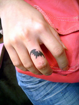 Фото и значение татуировки Летучая мышь.  - Страница 2 Bat-on-the-hand-free-tattoo-design